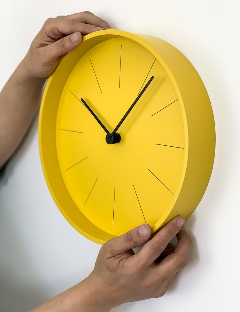 картинка Часы настенные Ozzy, желтые от магазина "Paul's collection"